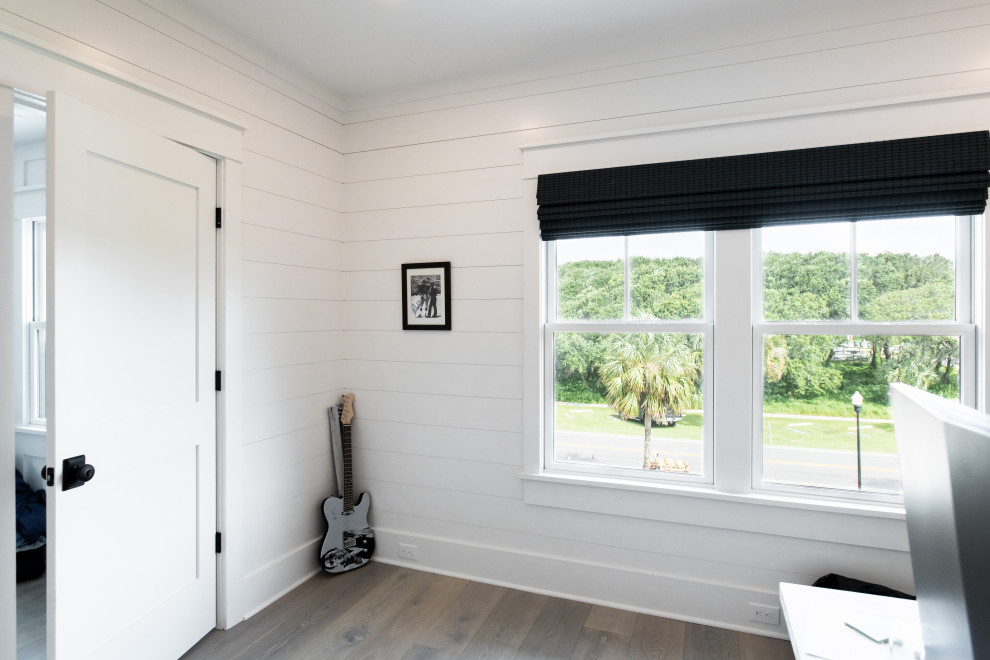 Idee per uno studio costiero con pareti bianche, pavimento in legno massello medio e pareti in perlinato