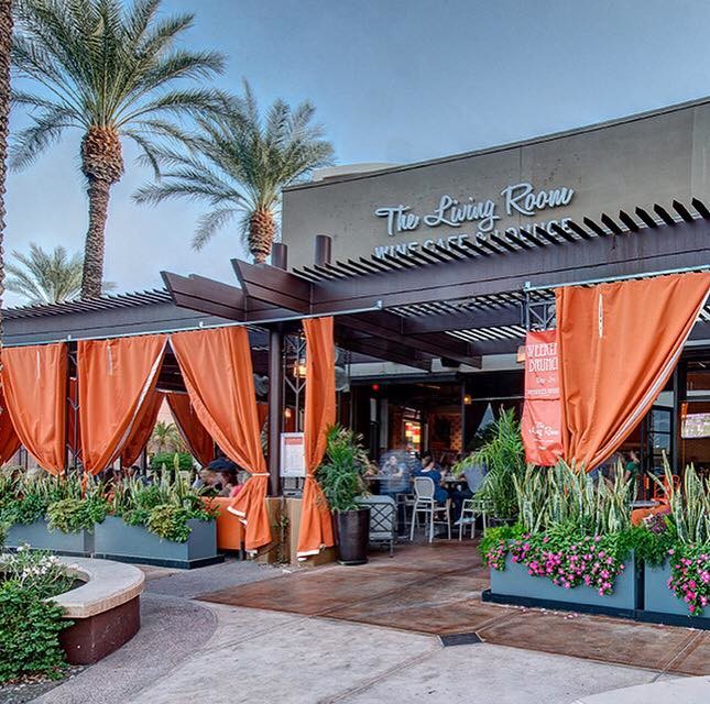 Example of a transitional home design design in Phoenix