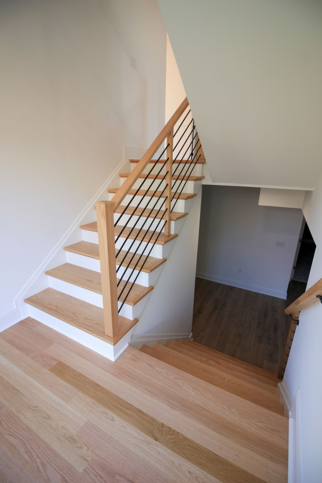 Foto de escalera suspendida contemporánea de tamaño medio con escalones de madera, contrahuellas de madera pintada, barandilla de varios materiales y machihembrado