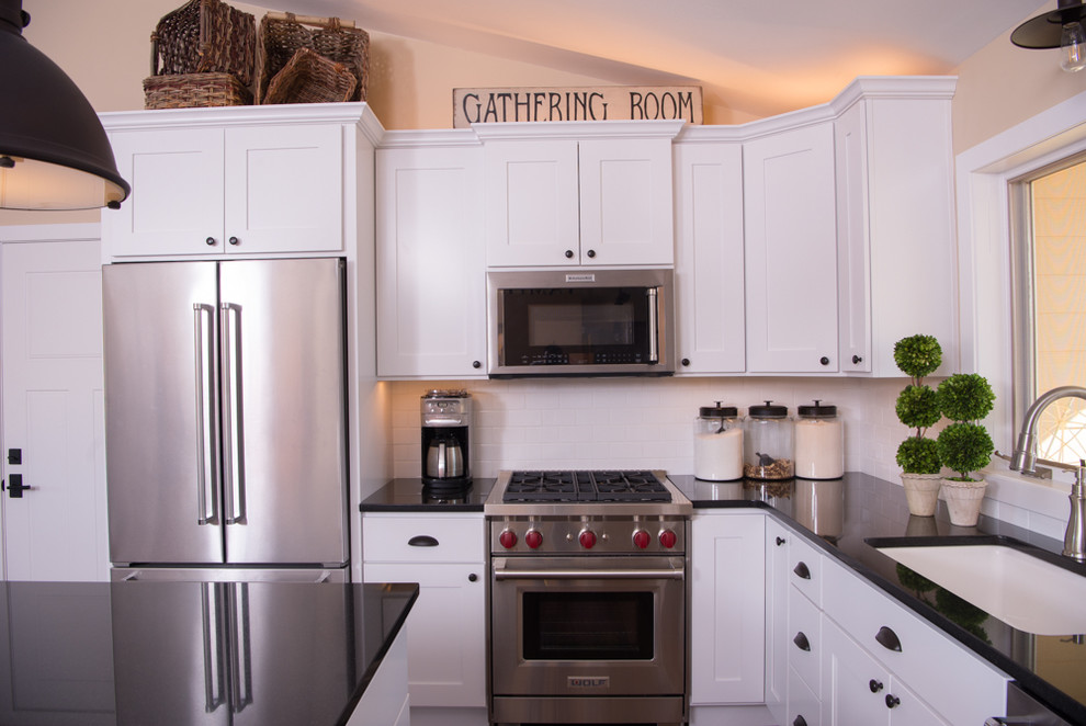 Kitchen - transitional kitchen idea