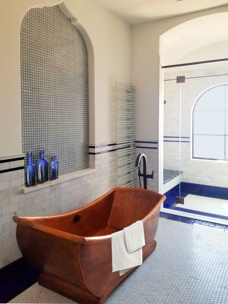 На фото: ванная комната среднего размера в средиземноморском стиле с фасадами с утопленной филенкой, искусственно-состаренными фасадами, отдельно стоящей ванной, душем в нише, серой плиткой, мраморной плиткой, белыми стенами, мраморным полом, врезной раковиной, мраморной столешницей, белым полом, душем с распашными дверями, синей столешницей, сиденьем для душа, тумбой под две раковины, встроенной тумбой и панелями на стенах с