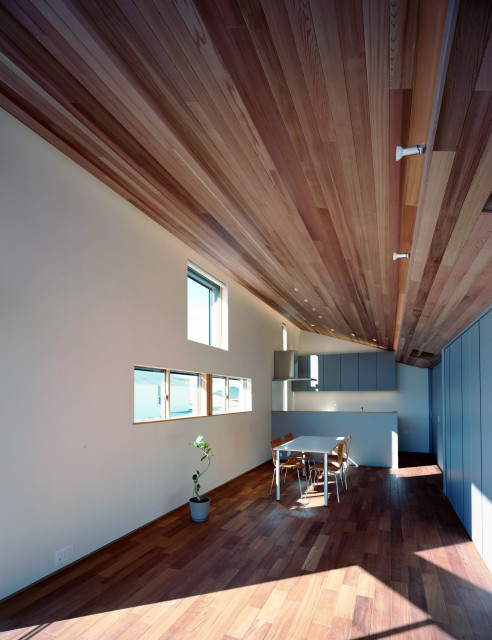 空へ向かう丘の家 moderno-comedor