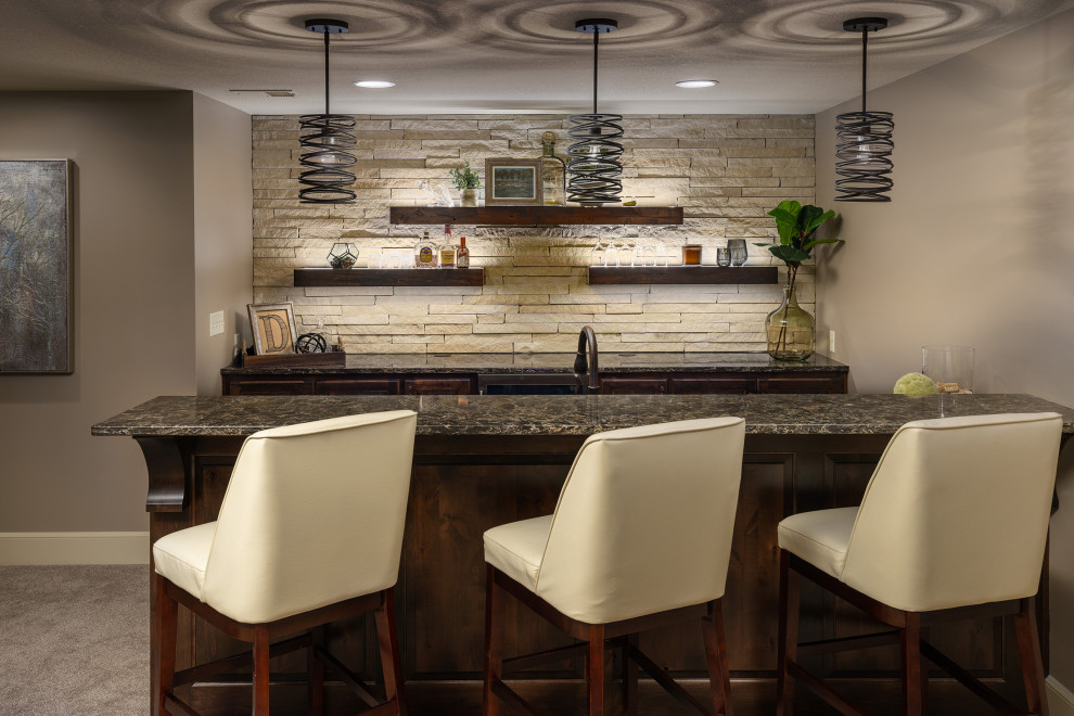 Idee per un bancone bar classico di medie dimensioni con mensole sospese, ante in legno bruno, top in granito e top marrone