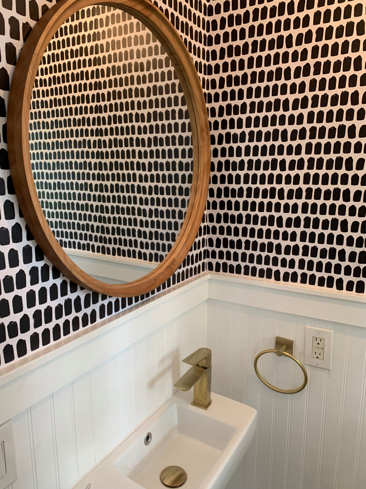 Kleine Moderne Gästetoilette mit Wandtoilette mit Spülkasten, weißer Wandfarbe, dunklem Holzboden, Wandwaschbecken, braunem Boden, schwebendem Waschtisch und Tapetenwänden in New York