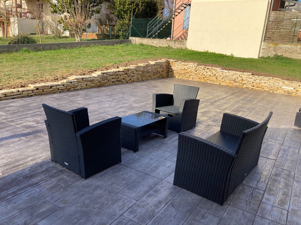 Modern patio in Toulouse.