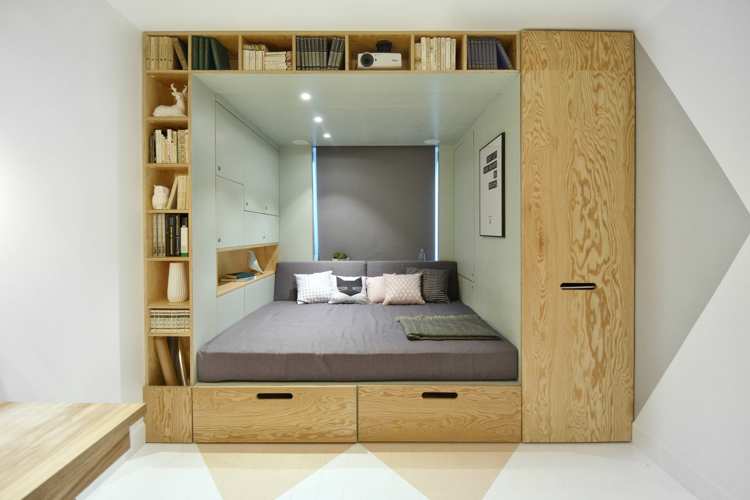 Как Поставить Кровать В Маленькой Спальне Фото