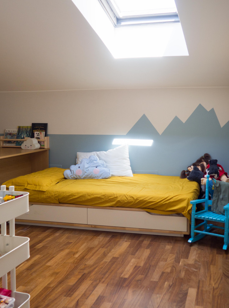 На фото: детская среднего размера в стиле фьюжн с спальным местом, белыми стенами, темным паркетным полом и панелями на стенах для ребенка от 4 до 10 лет, мальчика