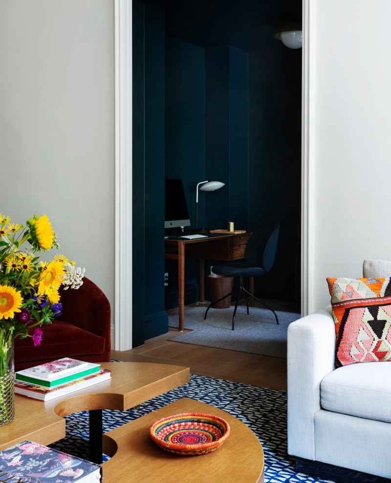 Cette image montre un petit bureau traditionnel avec un mur bleu, parquet clair et un bureau indépendant.