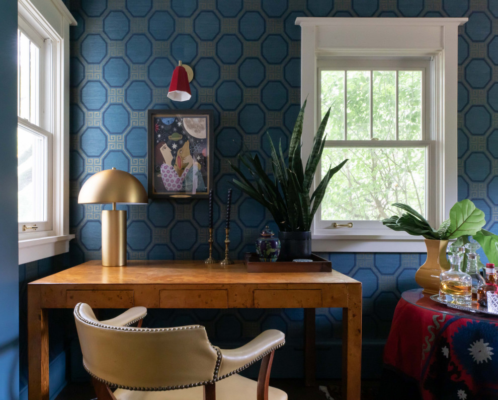 シカゴにある中くらいなエクレクティックスタイルのおしゃれなホームオフィス・書斎 (ライブラリー、青い壁、無垢フローリング、暖炉なし、自立型机、茶色い床、壁紙) の写真