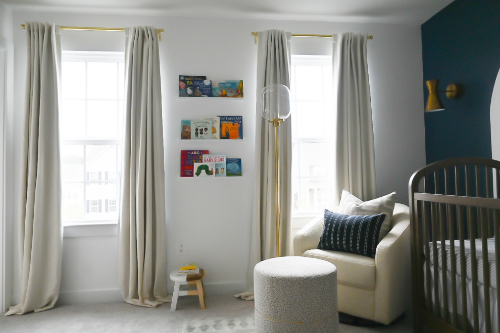 Idée de décoration pour une chambre de bébé garçon marine de taille moyenne avec un mur blanc, moquette et un sol beige.