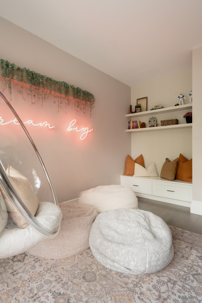 Transitional kids' room photo in Montreal