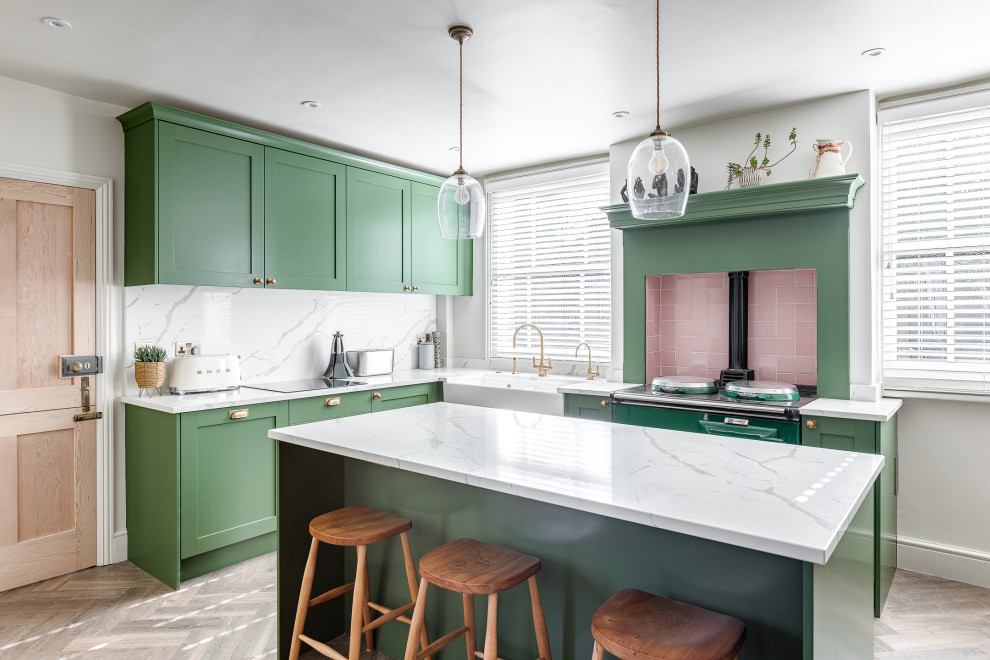 ハートフォードシャーにある高級な広いトランジショナルスタイルのおしゃれなキッチン (シェーカースタイル扉のキャビネット、緑のキャビネット、珪岩カウンター) の写真