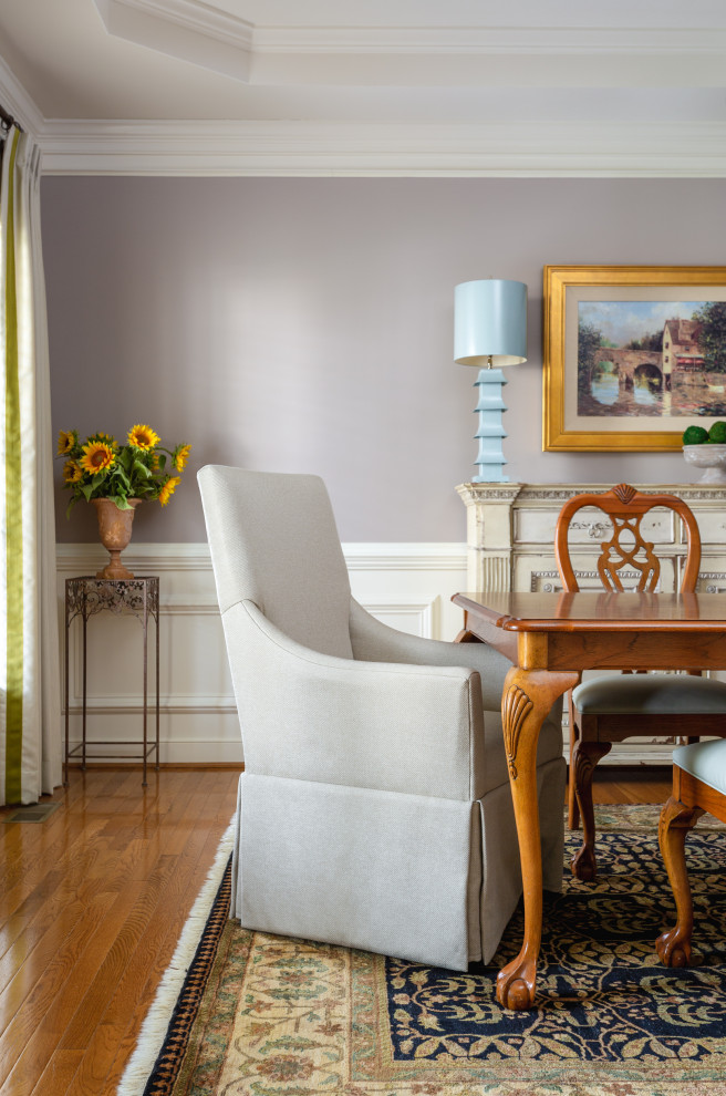 Стильный дизайн: отдельная столовая в классическом стиле с фиолетовыми стенами, паркетным полом среднего тона, коричневым полом, многоуровневым потолком и панелями на стенах - последний тренд