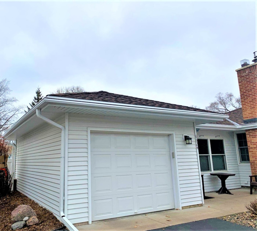 Foto de fachada de casa blanca y marrón vintage de tamaño medio de una planta con revestimiento de aglomerado de cemento y tejado de teja de madera