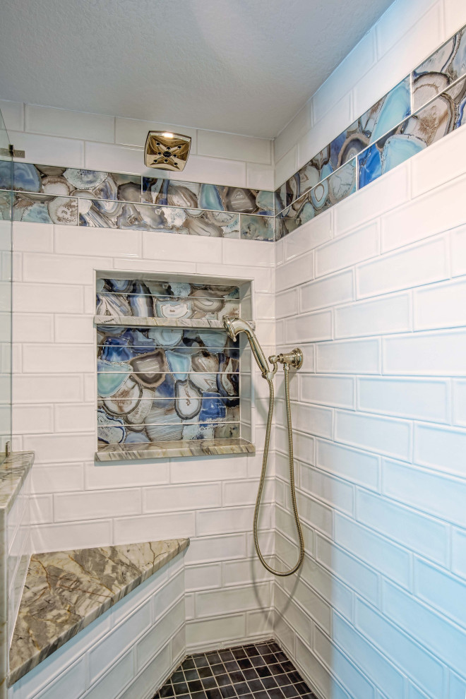 Modelo de cuarto de baño principal minimalista de tamaño medio con baldosas y/o azulejos azules, baldosas y/o azulejos de vidrio, suelo de baldosas de porcelana, suelo azul, ducha con puerta con bisagras y banco de ducha