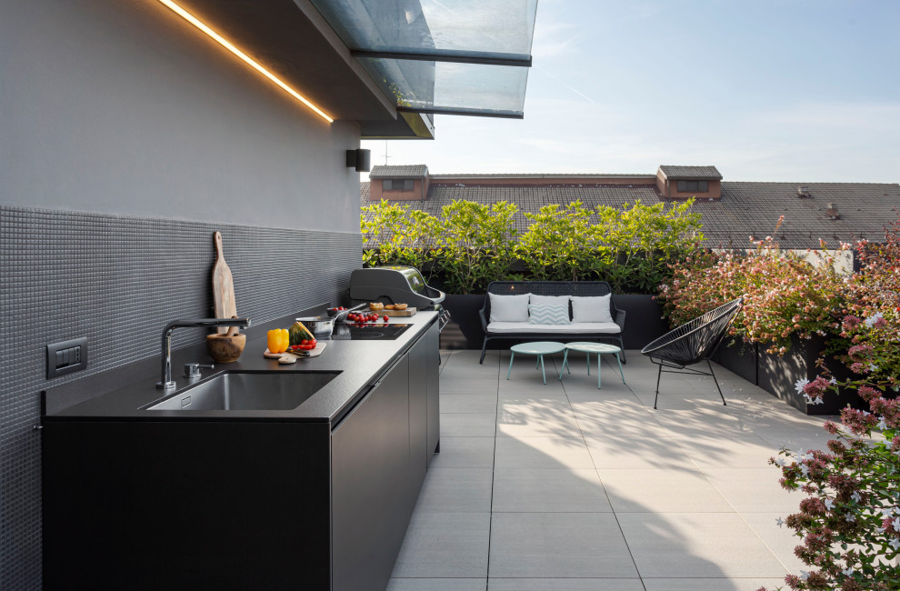 Cette photo montre une terrasse sur le toit tendance avec une cuisine d'été et une pergola.