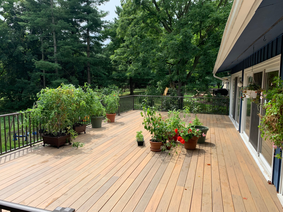 Inspiration for a rustic deck remodel in Detroit