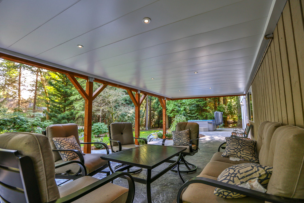 Photo of an expansive modern backyard deck in Seattle with no cover.