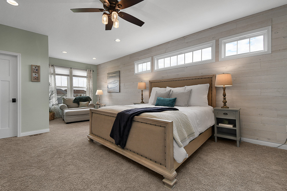 Ejemplo de dormitorio principal campestre grande con paredes grises, moqueta, suelo beige y machihembrado