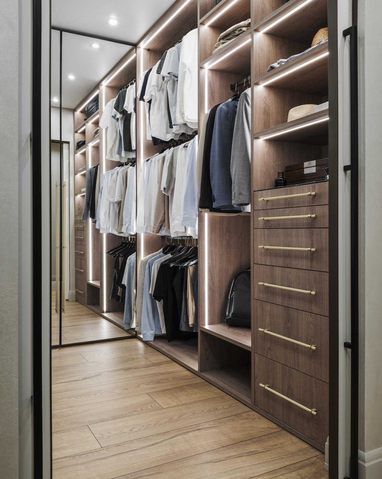 Реализация современной четырехкомнатной квартиры площадью 170 м²