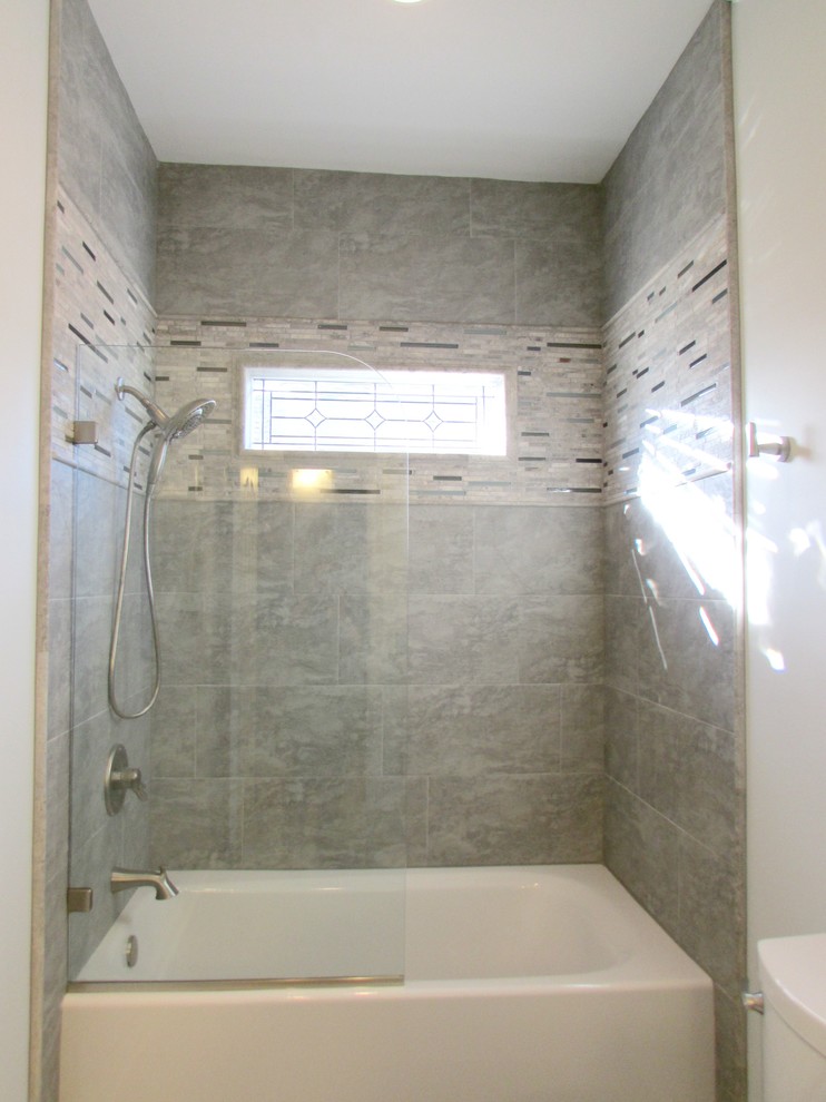 Источник вдохновения для домашнего уюта: маленькая ванная комната в стиле модернизм с ванной в нише, душем над ванной, серой плиткой, серыми стенами и душевой кабиной для на участке и в саду