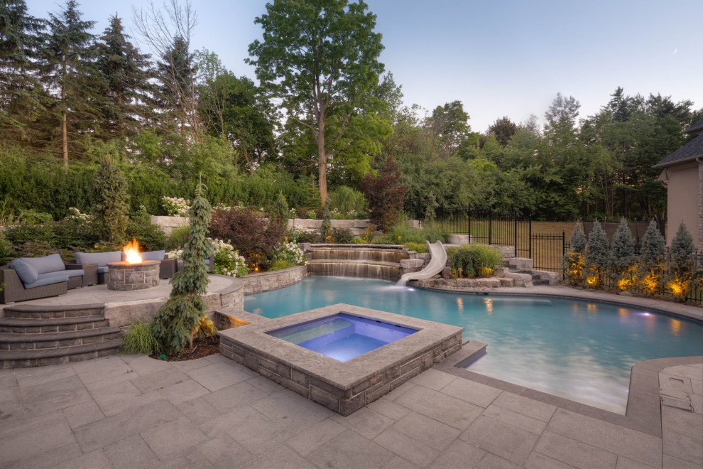 Großer Klassischer Pool hinter dem Haus in individueller Form mit Pool-Gartenbau und Natursteinplatten in Toronto