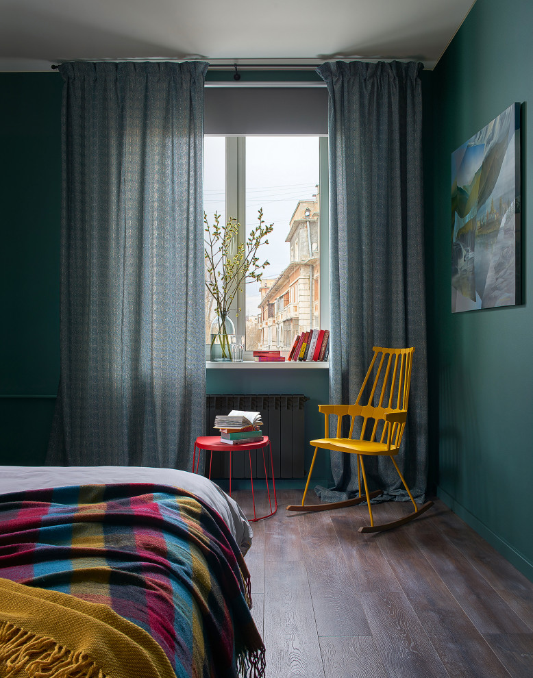 Kleines Modernes Hauptschlafzimmer ohne Kamin mit grüner Wandfarbe, dunklem Holzboden, braunem Boden, freigelegten Dachbalken und Tapetenwänden in Jekaterinburg