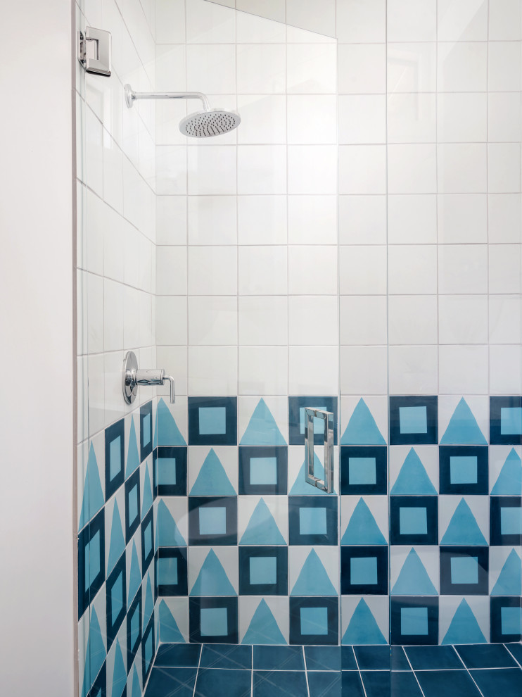 Inredning av ett 60 tals mellanstort vit vitt badrum för barn, med släta luckor, bruna skåp, ett fristående badkar, en öppen dusch, blå kakel, keramikplattor, blå väggar, klinkergolv i porslin, ett nedsänkt handfat, bänkskiva i kvarts, turkost golv och med dusch som är öppen