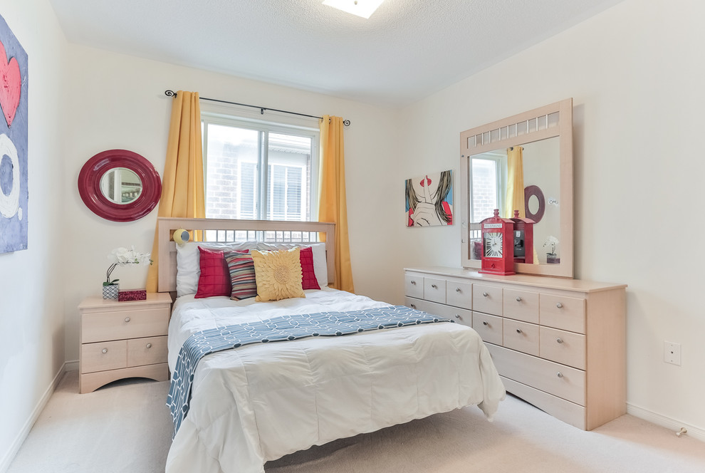 Transitional home design photo in Toronto