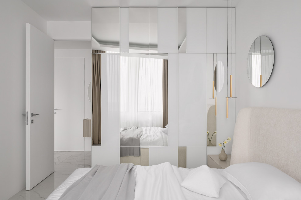 На фото: хозяйская, серо-белая спальня среднего размера, в светлых тонах в современном стиле с белыми стенами, полом из керамогранита и серым полом с