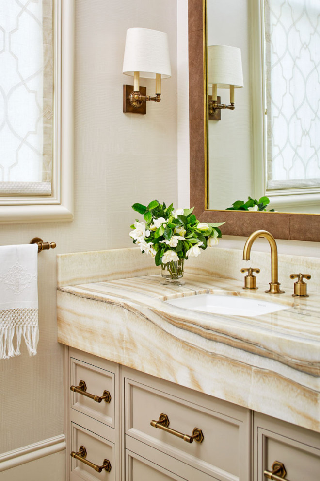 Immagine di un bagno di servizio contemporaneo con ante con riquadro incassato, ante beige, lavabo integrato, top in travertino, top beige e mobile bagno incassato
