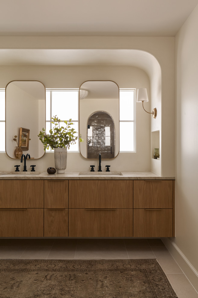 Réalisation d'une salle de bain tradition en bois brun avec un placard à porte plane, un mur beige, un lavabo encastré, un sol gris, un plan de toilette beige, meuble double vasque et meuble-lavabo suspendu.