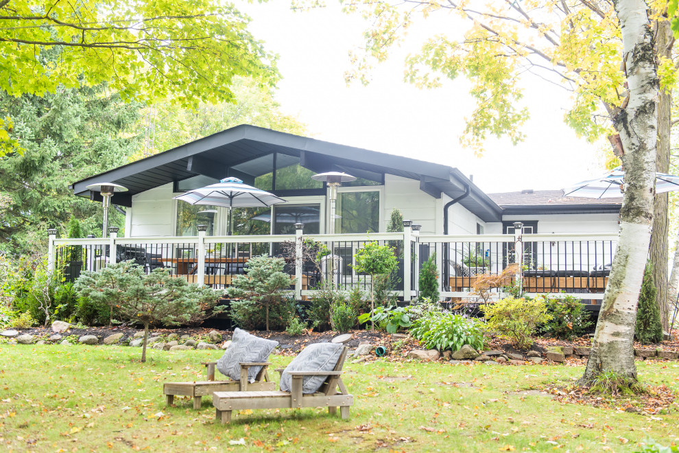 Home design - transitional home design idea in Toronto