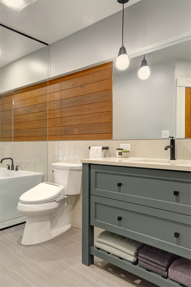 Idéer för mellanstora funkis vitt en-suite badrum, med luckor med infälld panel, turkosa skåp, ett fristående badkar, våtrum, en bidé, flerfärgad kakel, beige väggar, klinkergolv i keramik, ett undermonterad handfat, bänkskiva i kvartsit, grått golv och med dusch som är öppen