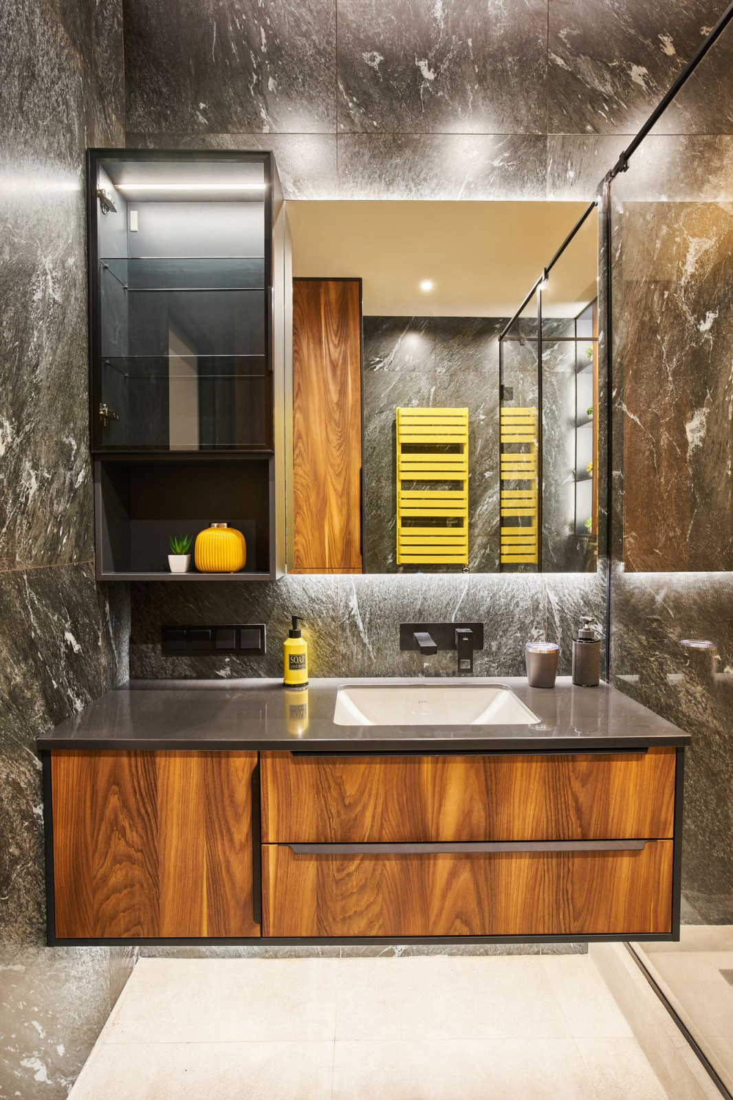 Стильный интерьер с жёлтыми акцентами