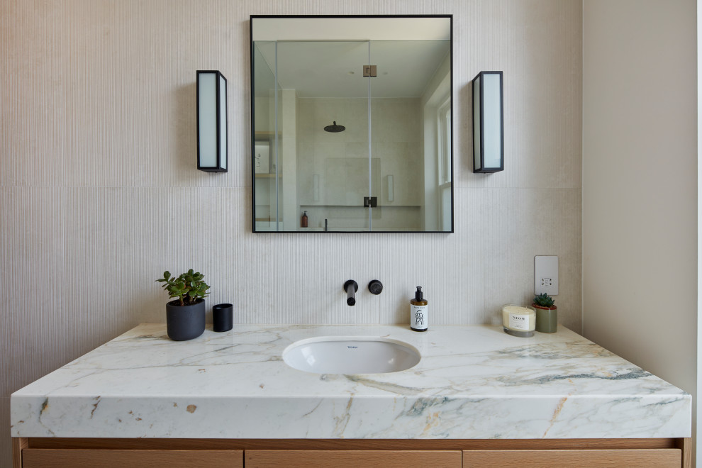 Idéer för ett modernt flerfärgad badrum med dusch, med marmorbänkskiva