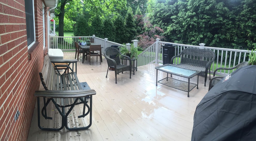 Inspiration for a mid-sized transitional backyard deck remodel