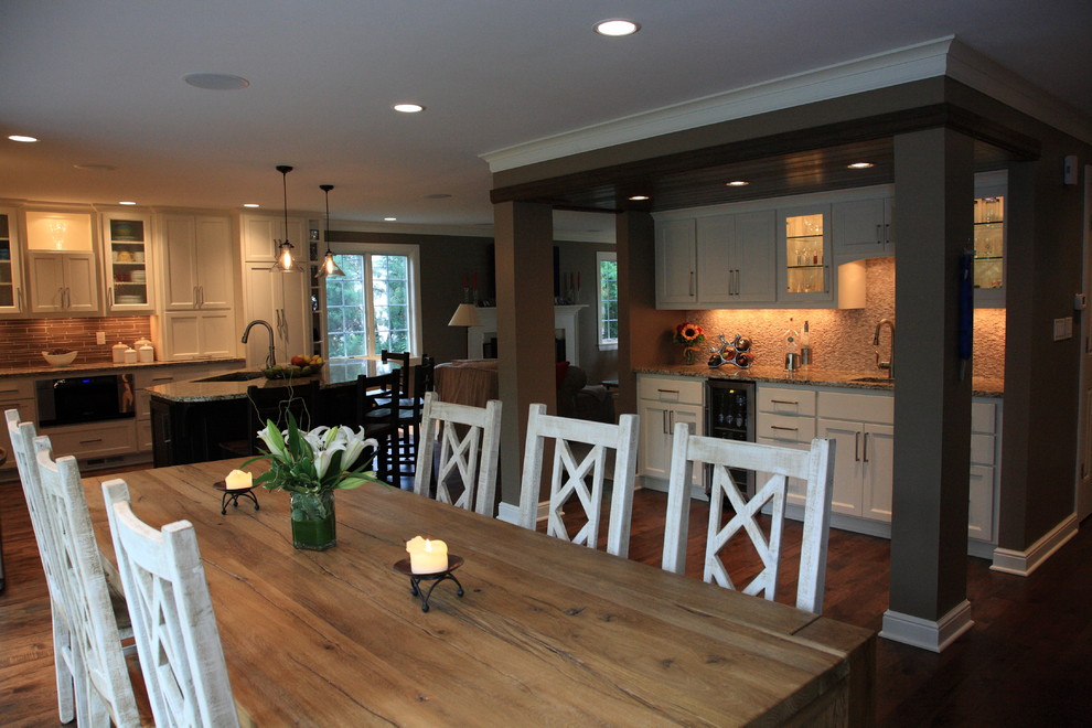 Transitional kitchen photo in Milwaukee