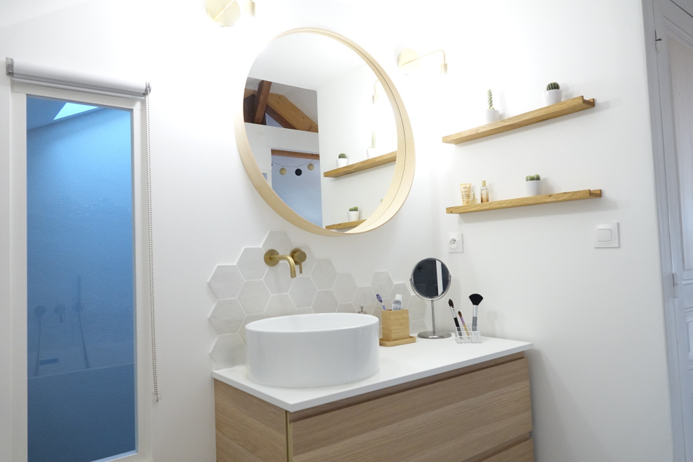 Exempel på ett litet modernt vit vitt badrum med dusch, med luckor med profilerade fronter, skåp i ljust trä, ett platsbyggt badkar, en vägghängd toalettstol, vit kakel, porslinskakel, vita väggar, vinylgolv, ett nedsänkt handfat, laminatbänkskiva och beiget golv