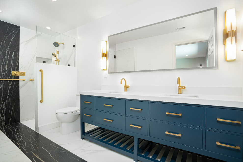 На фото: большая главная ванная комната в стиле неоклассика (современная классика) с плоскими фасадами, синими фасадами, душем без бортиков, унитазом-моноблоком, черно-белой плиткой, керамогранитной плиткой, белыми стенами, полом из керамогранита, врезной раковиной, столешницей из искусственного кварца, разноцветным полом, открытым душем, белой столешницей, нишей, тумбой под две раковины и напольной тумбой