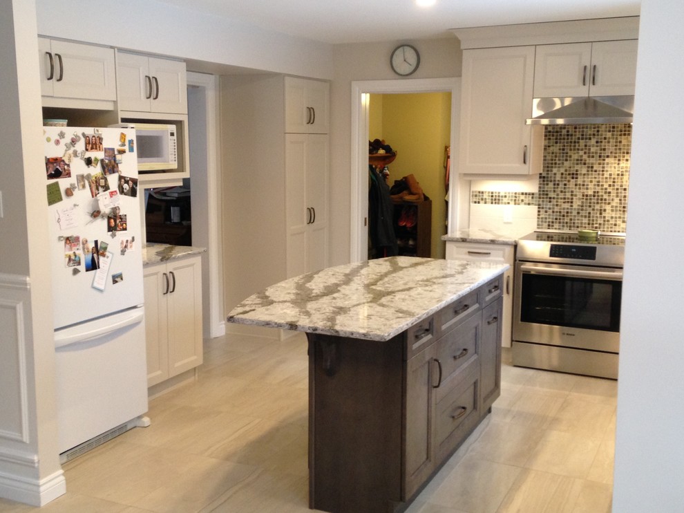 Transitional kitchen photo in Toronto