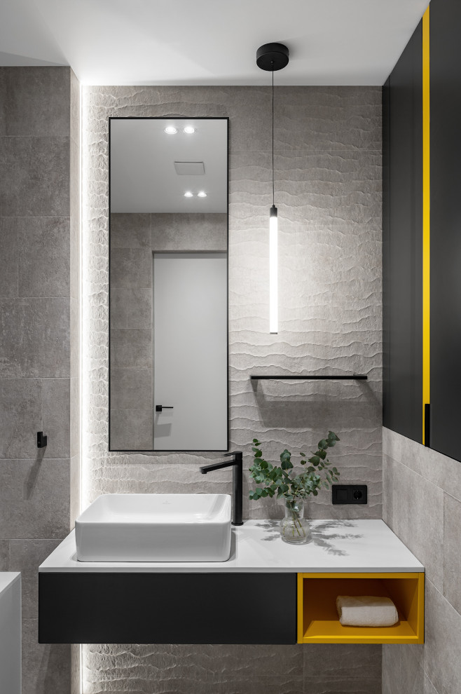 Idéer för ett litet modernt grå en-suite badrum, med släta luckor, svarta skåp, ett undermonterat badkar, en vägghängd toalettstol, beige kakel, keramikplattor, beige väggar, klinkergolv i porslin, ett fristående handfat, bänkskiva i kvarts och beiget golv