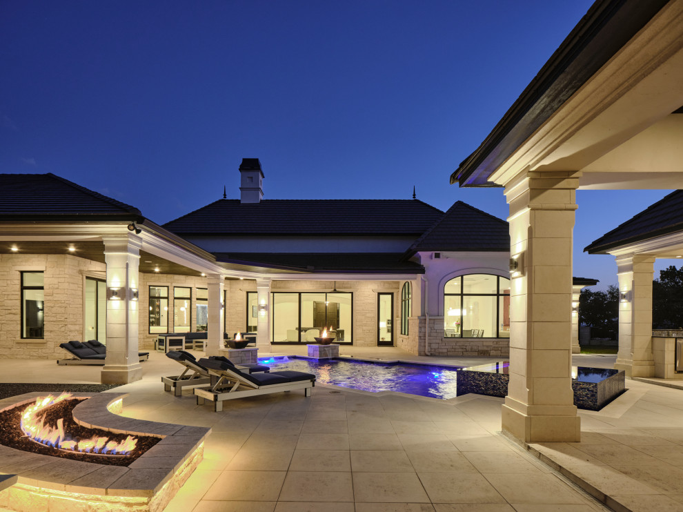 Transitional patio photo in Austin