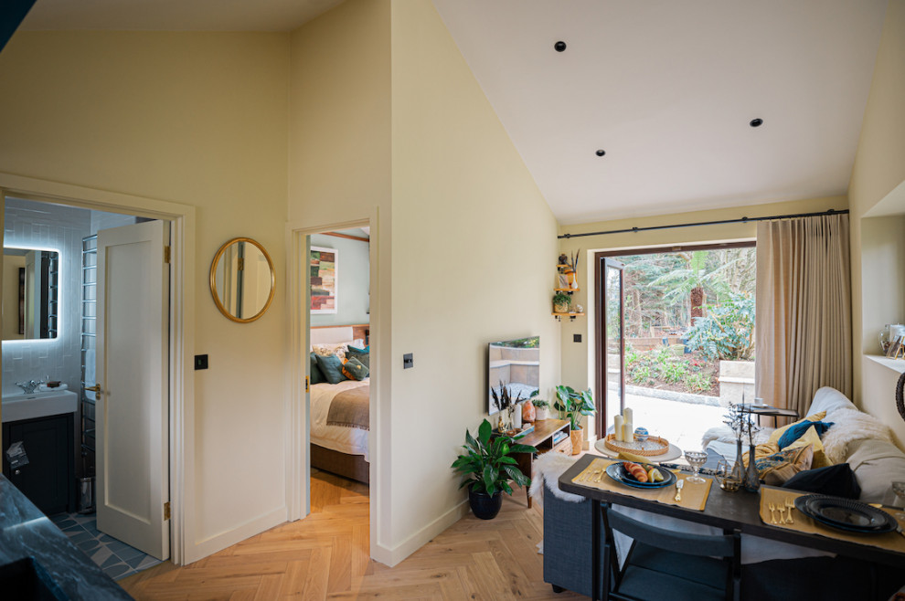 На фото: маленькая открытая гостиная комната в современном стиле для на участке и в саду