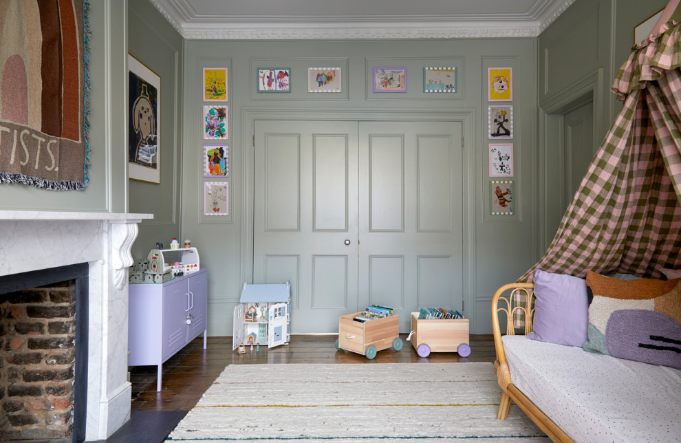 Exemple d'une grande chambre d'enfant de 4 à 10 ans tendance avec un mur vert, parquet foncé et un sol marron.