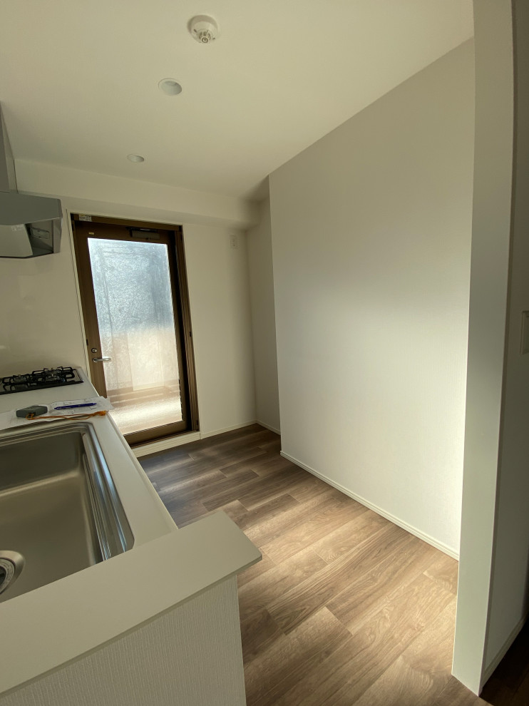 Inspiration pour une cuisine ouverte linéaire en bois brun avec un sol en contreplaqué, un sol beige, un plan de travail blanc et un plafond en papier peint.
