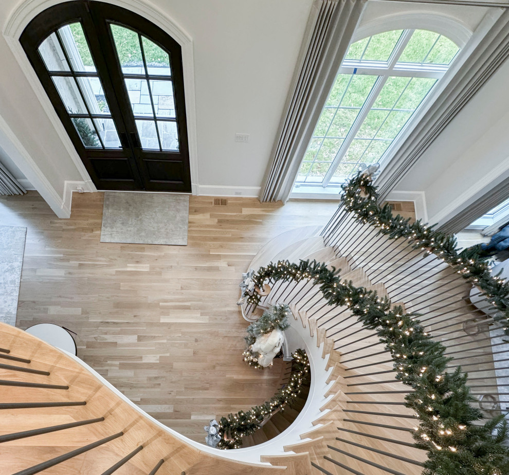 Свежая идея для дизайна: большая лестница на больцах в классическом стиле с деревянными ступенями, крашенными деревянными подступенками и перилами из смешанных материалов - отличное фото интерьера