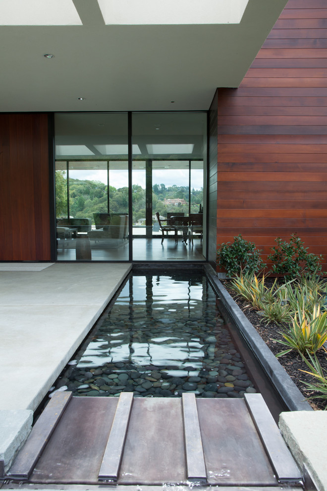 This is an example of a modern front yard garden in San Francisco with a water feature.