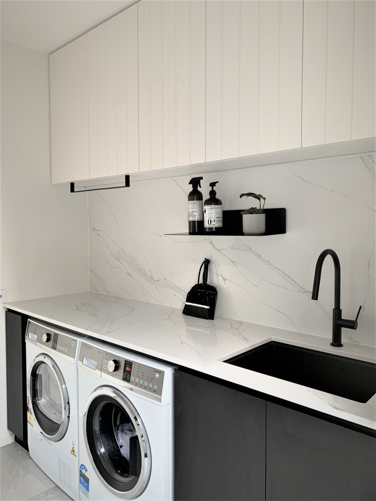 Esempio di una lavanderia contemporanea con top piastrellato, pavimento in gres porcellanato e lavatrice e asciugatrice affiancate