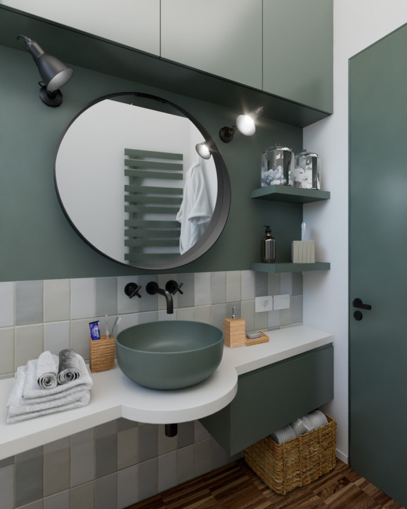 Источник вдохновения для домашнего уюта: маленькая ванная комната в современном стиле с плоскими фасадами, зелеными фасадами, инсталляцией, зеленой плиткой, керамической плиткой, зелеными стенами, темным паркетным полом, душевой кабиной, настольной раковиной, столешницей из кварцита, белой столешницей, тумбой под одну раковину и подвесной тумбой для на участке и в саду